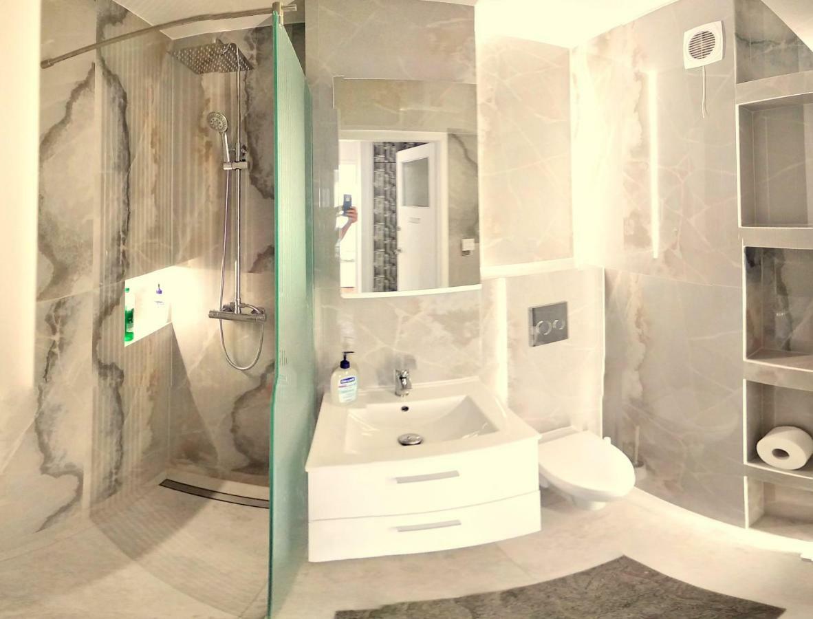 Studio Zelazna Rooms Near Old Town Варшава Екстер'єр фото